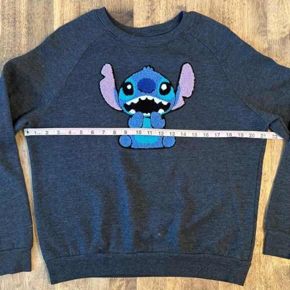 Disney Women’s Lilo and Stitch Latch Hook Crewneck Sweatshirt Gray Size Medium - Picture 6 of 9